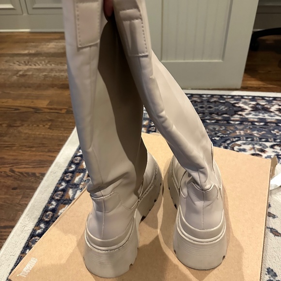 Boots - Picture 4 of 6